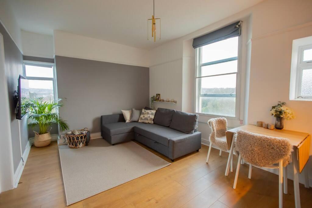Georgian Gem Free Parking &Views Apartment Bath Bagian luar foto