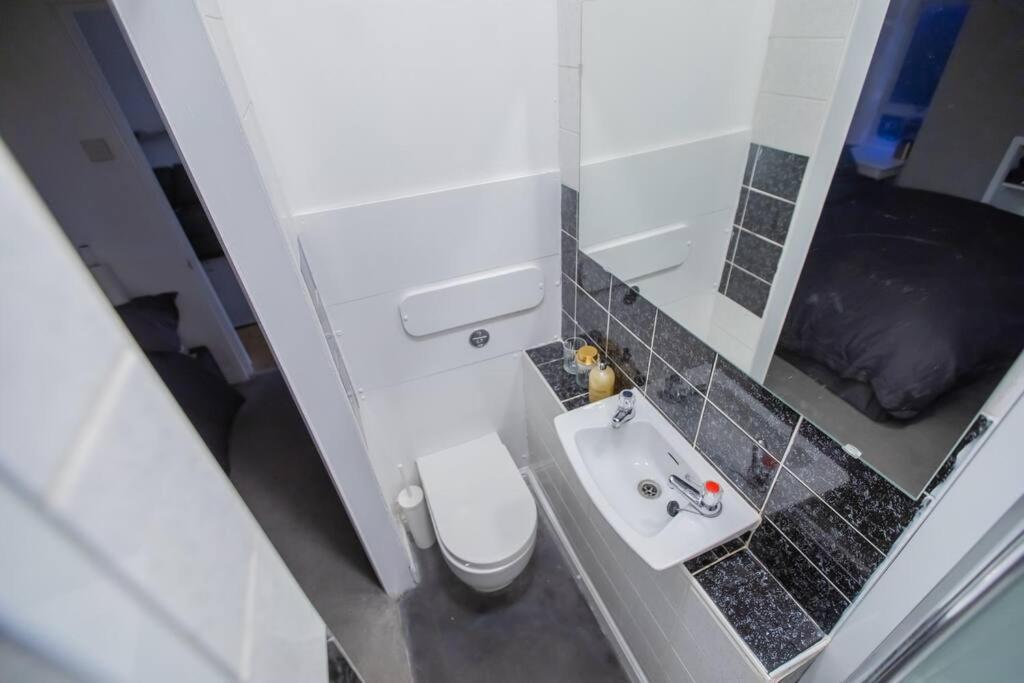 Georgian Gem Free Parking &Views Apartment Bath Bagian luar foto