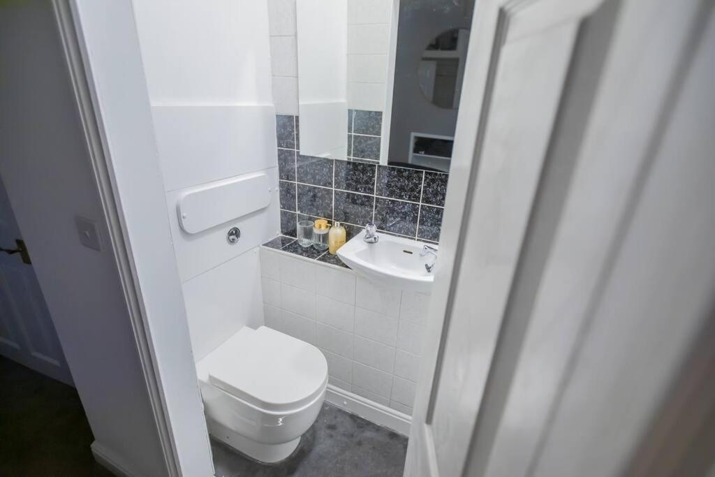 Georgian Gem Free Parking &Views Apartment Bath Bagian luar foto