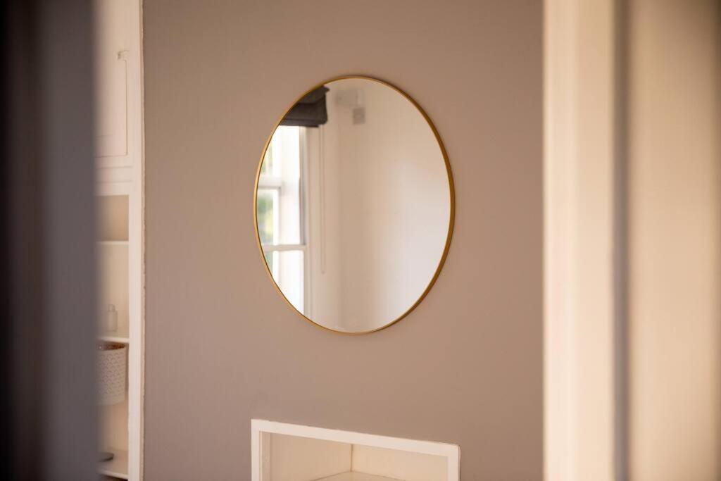 Georgian Gem Free Parking &Views Apartment Bath Bagian luar foto