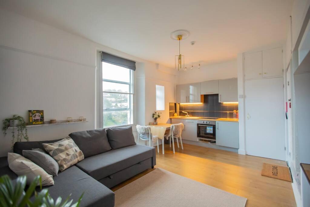 Georgian Gem Free Parking &Views Apartment Bath Bagian luar foto