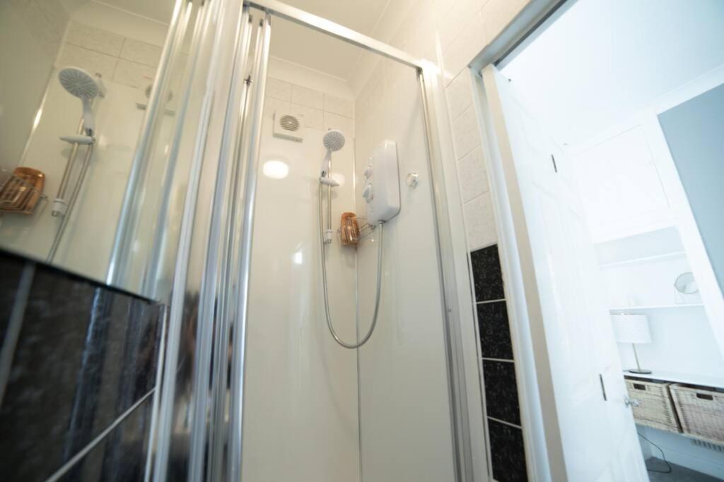Georgian Gem Free Parking &Views Apartment Bath Bagian luar foto