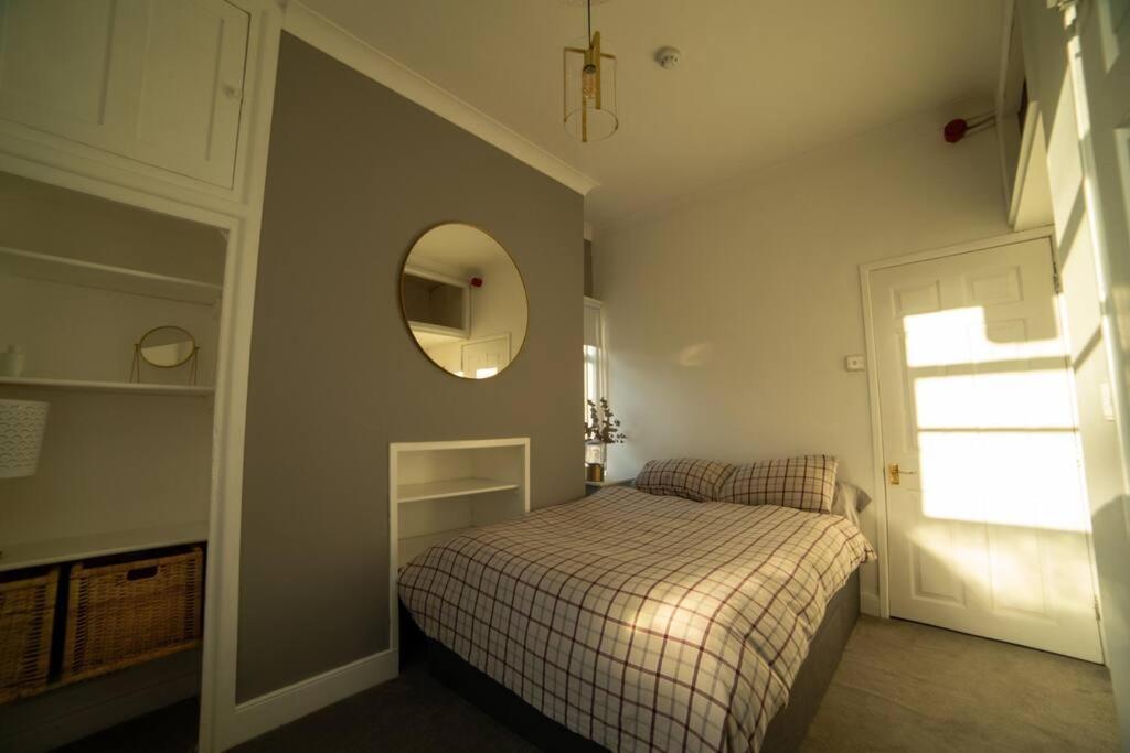 Georgian Gem Free Parking &Views Apartment Bath Bagian luar foto